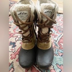 The North Face Fine Alphine Boots Women’s size faux fur excellent condition!!